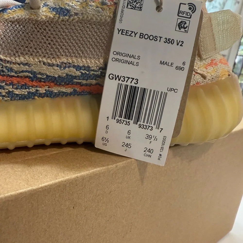 Yeezy Boost 350 V2 - Picture 5 of 9